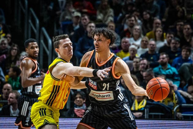 Basketball Berlin 20.12.2025 Saison 2025 2026 EasyCredit BBL 1. Bundesliga Männer, Herren Alba Berlin - ratiopharm Ulm Alec Anigbata (Ulm, No.21) Justin Bean (Alba Berlin, No.34)