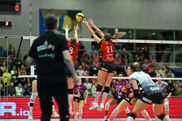 Jette Kuipers (Dresdner SC, 8) Amanda Siksna (Dresdner SC, 11) Dresdner SC vs. Schwarz-Weiß Erfurt, 1. Volleyball Bundesliga Damen, Spielzeit 2025 2026, 20.12.2025 Dresdner SC vs. Schwarz-Weiß Erfurt, 1. Volleyball Bundesliga Damen, Spielzeit 2025 2026, 20.12.2025 Dresden Copyright: xEibner-Pressefoto xHoepnerx EP_PHR