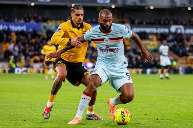Wolverhampton Wanderers v Brentford - Premier League Wolverhampton Wanderers 26 Ki-Jana Hoever and Brentford FC 9 Igor Thiago battle for possession during the Premier League match between Wolverhampton Wanderers and Brentford at Molineux in Wolverhampton, England, on December 20, 2025. Wolverhampton West Midlands United Kingdom  Copyright: xMIxNewsx originalFilename:fletcher-wolverha251220_npdro.jpg