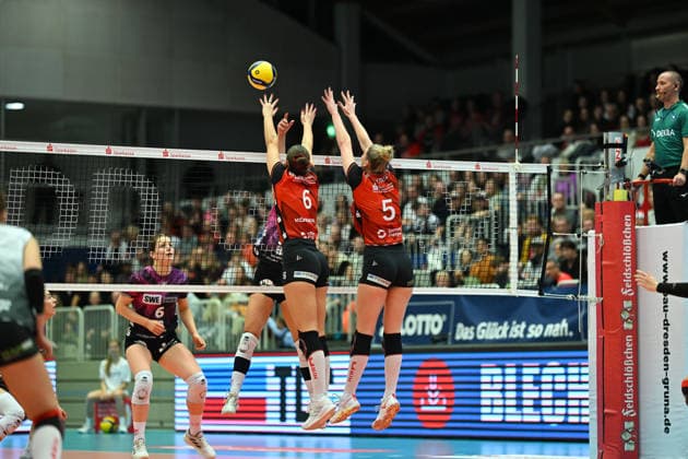 Amelia van der Werff (Dresdner SC, 6) Rosa Entius (Dresdner SC, 5) Dresdner SC vs. Schwarz-Weiß Erfurt, 1. Volleyball Bundesliga Damen, Spielzeit 2025 2026, 20.12.2025 Dresdner SC vs. Schwarz-Weiß Erfurt, 1. Volleyball Bundesliga Damen, Spielzeit 2025 2026, 20.12.2025 Dresden Copyright: xEibner-Pressefoto xHoepnerx EP_PHR