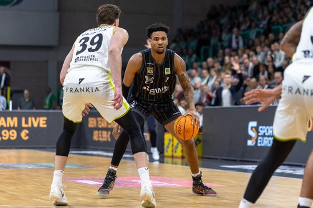 Bernard Pelote III (Tigers Tuebingen, 01) Willem Brandwijk (BBC Bayreuth, 39) Neuverpflichtung , Zweikampf, GER, BBC Bayreuth vs. Tigers Tuebingen, Basketball, BARMER 2. Bundesliga Bundesliga, Pro A, Saison 2025 2026, 13. Spieltag, 20.12.2025 GER, BBC Bayreuth vs. Tigers Tuebingen, Basketball, BARMER 2. Bundesliga Bundesliga, Pro A, Saison 2025 2026, 13. Spieltag, 20.12.2025 Bayreuth Copyright: xEibner-Pressefoto ArdanxFuessmanx EP_AFN
