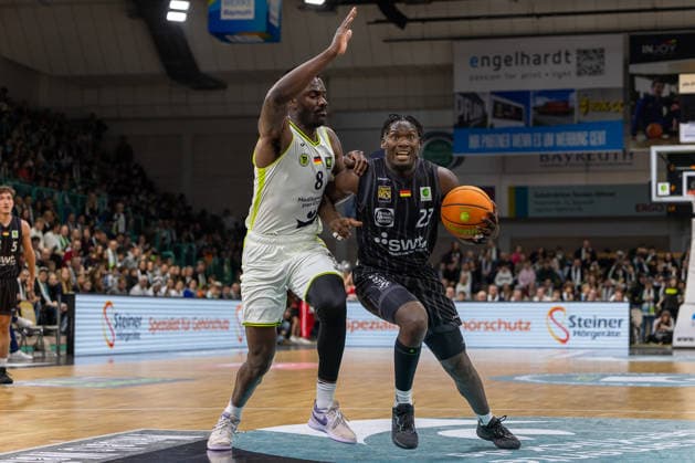 Nat Diallo (BBC Bayreuth, 08) Melkisedek Moreaux (Tigers Tuebingen, 23) GER, BBC Bayreuth vs. Tigers Tuebingen, Basketball, BARMER 2. Bundesliga Bundesliga, Pro A, Saison 2025 2026, 13. Spieltag, 20.12.2025 GER, BBC Bayreuth vs. Tigers Tuebingen, Basketball, BARMER 2. Bundesliga Bundesliga, Pro A, Saison 2025 2026, 13. Spieltag, 20.12.2025 Bayreuth Copyright: xEibner-Pressefoto ArdanxFuessmanx EP_AFN
