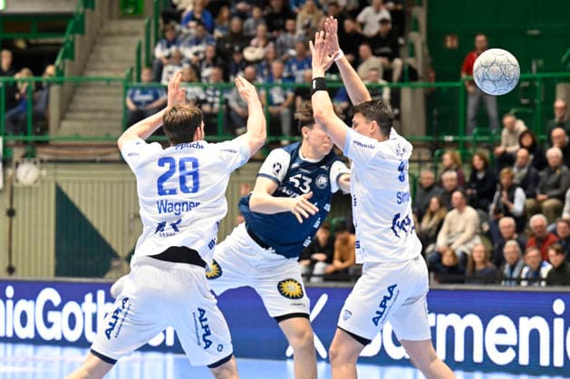 DAIKIN 1.Handball - Bundesliga - 25 26 - 18. Spieltag: Bergischer HC - TBV Lemgo Lippe am 20.12.2025 in der Uni-Halle in Wuppertal Sören Steinhaus ( 53 Bergischer HC) würft vorbei an Hendrik Wagner ( 28 TBV Lemgo) und Frederik Simak ( 8 TBV Lemgo)