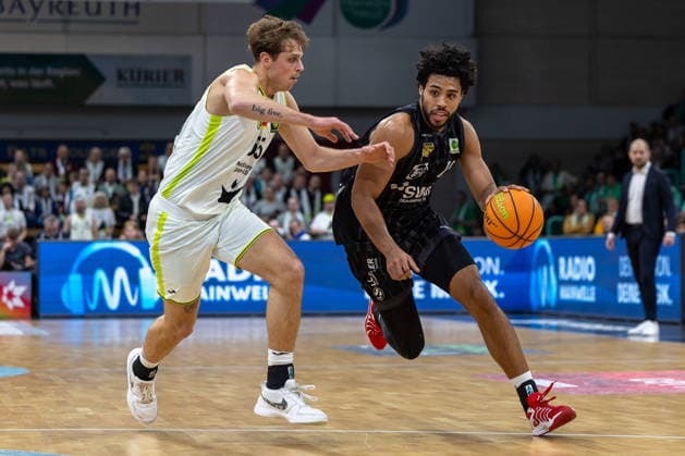 Zweikampf Patrick Etienne Fardy Emilien (Tigers Tuebingen, 15) mit Lenny Liedtke (BBC Bayreuth, 55) GER, BBC Bayreuth vs. Tigers Tuebingen, Basketball, BARMER 2. Bundesliga Bundesliga, Pro A, Saison 2025 2026, 13. Spieltag, 20.12.2025 GER, BBC Bayreuth vs. Tigers Tuebingen, Basketball, BARMER 2. Bundesliga Bundesliga, Pro A, Saison 2025 2026, 13. Spieltag, 20.12.2025 Bayreuth Copyright: xEibner-Pressefoto ArdanxFuessmanx EP_AFN
