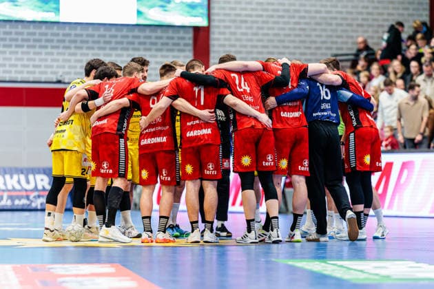 Begruessung der Mannschaften von HSG Krefeld Niederrhein (Gelb) und TuS N-Luebbecke (Rot) GER, TuS N-Luebbecke vs. HSG Krefeld Niederrhein, Handball, 2. Bundesliga, 16. Spieltag, Spielzeit 2025 2026, 20.12.2025 GER, TuS N-Luebbecke vs. HSG Krefeld Niederrhein, Handball, 2. Bundesliga, 16. Spieltag, Spielzeit 2025 2026, 20.12.2025 Luebbecke Copyright: xEibner-Pressefoto JanxRollingerx EP_JSK