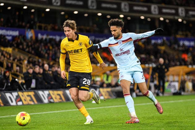 Fer Lopez (28 Wolves) on the ball during the Premier League football match between Wolverhampton Wanderers and Brentford at Molineux stadium in Wolverhampton, England Copyright: xNataliexMincher SPPx Sportspressphoto_SPR75547