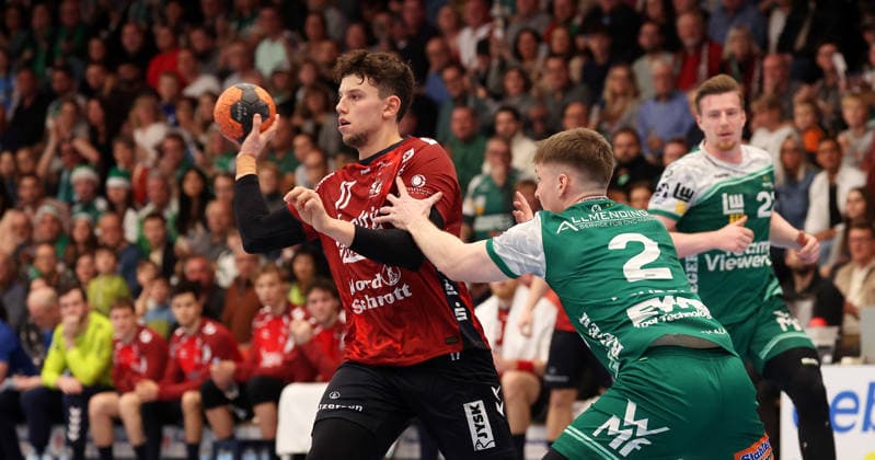 20.12.2025, Deutschland, Göppingen, Handball DAIKIN HBL, FRISCH AUF! Göppingen vs. SG Flensburg-Handewitt: v.l. Marko Grgic (SG), Oskar Neudeck (FAG)