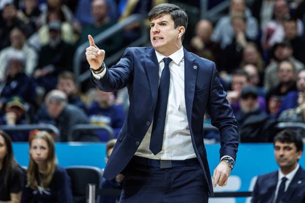 20.12.25, Berlin, Basketball, 1. Bundesliga, easyCredit BBL, Hauptrunde, 11.Spieltag, Uber Arena: ALBA BERLIN - ratiopharm Ulm. Headcoach Pedro Calles (ALBA Berlin) steht gestikulierend am Spielfeldrand. ALBA BERLIN - ratiopharm Ulm