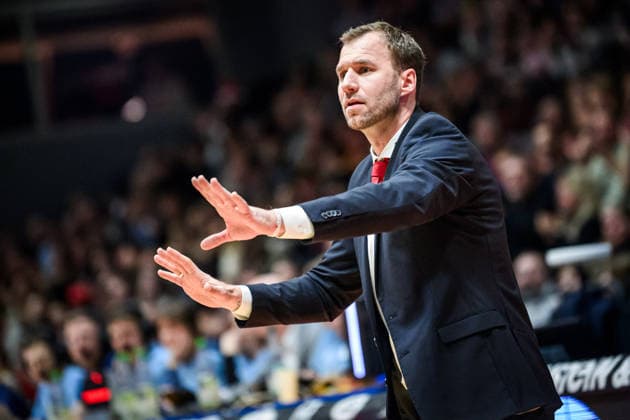 easycredit BBL Basketball Bundesliga 2025 2026 11. Spieltag 20.12.2025 Science City Jena vs BMA365 Bamberg Baskets Trainer Anton Gavel (Bamberg) dirigiert an der Seitenlinie, Portrait Sparkassen Arena