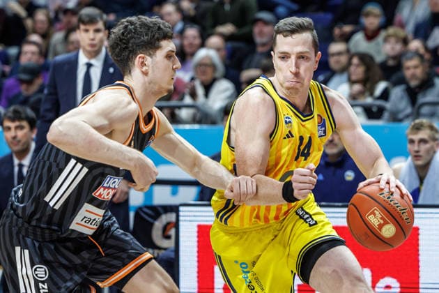 20.12.25, Berlin, Basketball, 1. Bundesliga, easyCredit BBL, Hauptrunde, 11.Spieltag, Uber Arena: ALBA BERLIN - ratiopharm Ulm. Justin Bean (ALBA Berlin) kaempft gegen Diego Garavaglia (ratiopharm Ulm) um den Ball. ALBA BERLIN - ratiopharm Ulm