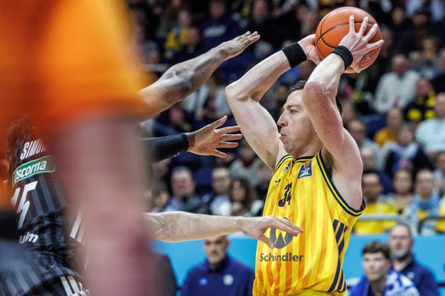 20.12.25, Berlin, Basketball, 1. Bundesliga, easyCredit BBL, Hauptrunde, 11.Spieltag, Uber Arena: ALBA BERLIN - ratiopharm Ulm. Justin Bean (ALBA Berlin) kaempft gegen Diego Garavaglia (ratiopharm Ulm) um den Ball. ALBA BERLIN - ratiopharm Ulm