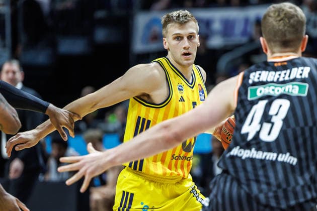 20.12.25, Berlin, Basketball, 1. Bundesliga, easyCredit BBL, Hauptrunde, 11.Spieltag, Uber Arena: ALBA BERLIN - ratiopharm Ulm. Samuel Griesel (ALBA Berlin) kaempft gegen Christian Sengfelder (ratiopharm Ulm) um den Ball. ALBA BERLIN - ratiopharm Ulm