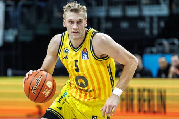 20.12.25, Berlin, Basketball, 1. Bundesliga, easyCredit BBL, Hauptrunde, 11.Spieltag, Uber Arena: ALBA BERLIN - ratiopharm Ulm. Samuel Griesel (ALBA Berlin) laeuft mit dem Ball ueber den Platz. ALBA BERLIN - ratiopharm Ulm