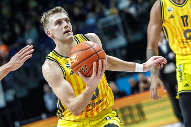 20.12.25, Berlin, Basketball, 1. Bundesliga, easyCredit BBL, Hauptrunde, 11.Spieltag, Uber Arena: ALBA BERLIN - ratiopharm Ulm. Samuel Griesel (ALBA Berlin) laeuft mit dem Ball ueber den Platz. ALBA BERLIN - ratiopharm Ulm