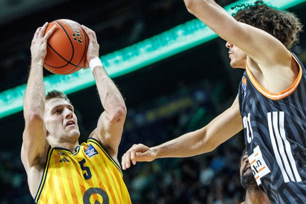 20.12.25, Berlin, Basketball, 1. Bundesliga, easyCredit BBL, Hauptrunde, 11.Spieltag, Uber Arena: ALBA BERLIN - ratiopharm Ulm. Samuel Griesel (ALBA Berlin) laeuft mit dem Ball ueber den Platz. ALBA BERLIN - ratiopharm Ulm
