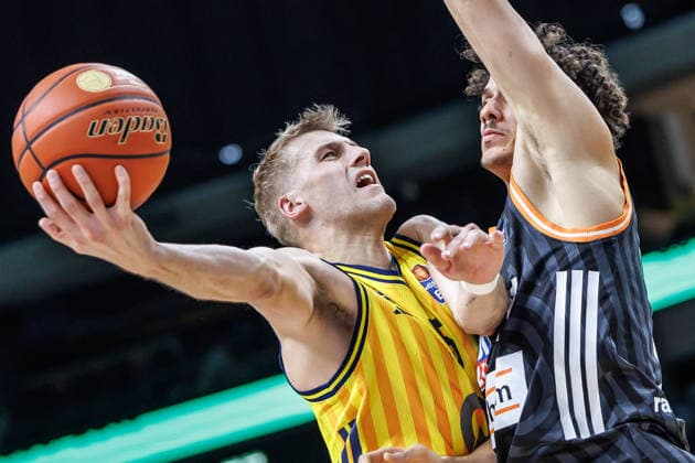 20.12.25, Berlin, Basketball, 1. Bundesliga, easyCredit BBL, Hauptrunde, 11.Spieltag, Uber Arena: ALBA BERLIN - ratiopharm Ulm. Samuel Griesel (ALBA Berlin) kaempft gegen Alec Anigbata (ratiopharm Ulm) um den Ball. ALBA BERLIN - ratiopharm Ulm