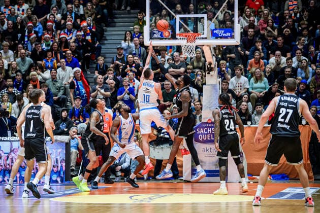 easycredit BBL Basketball Bundesliga 2025 2026 11. Spieltag 20.12.2025 Science City Jena vs BMA365 Bamberg Baskets Mitte: Joe Wieskamp (Jena) beim Korbleger Sparkassen Arena