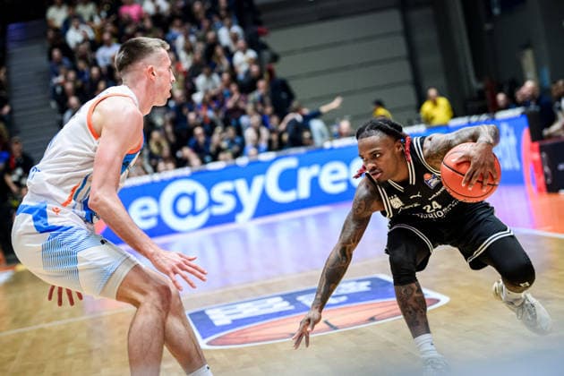 easycredit BBL Basketball Bundesliga 2025 2026 11. Spieltag 20.12.2025 Science City Jena vs BMA365 Bamberg Baskets v.re. am Ball Cobe Williams (Bamberg) gegen Joe Wieskamp (Jena) Sparkassen Arena