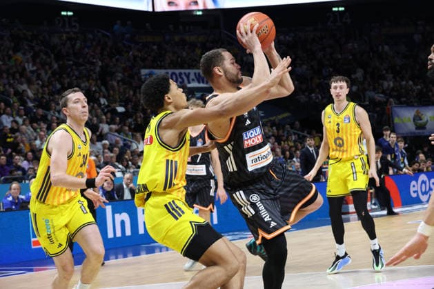 DEU, easyCredit BBL, ALBA vs. ratiopharm Ulm, 20.12.2025, Uber-Arena, Berlin, DEU, easyCredit BBL, ALBA vs. ratiopharm Ulm, im Bild Jack Kayil( ALBA Berlin 7), Justin Bean (ALBA Berlin 34), Christopher Ledlum (ratiopharm Ulm 4)