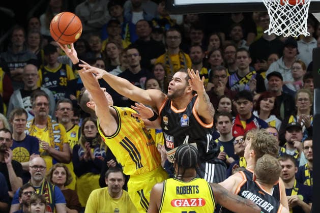 DEU, easyCredit BBL, ALBA vs. ratiopharm Ulm, 20.12.2025, Uber-Arena, Berlin, DEU, easyCredit BBL, ALBA vs. ratiopharm Ulm, im Bild Justin Bean (ALBA Berlin 34), Christopher Ledlum (ratiopharm Ulm 4)
