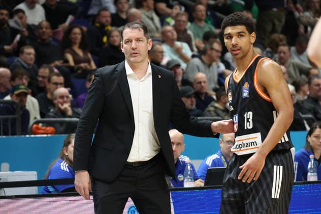 DEU, easyCredit BBL, ALBA vs. ratiopharm Ulm, 20.12.2025, Uber-Arena, Berlin, DEU, easyCredit BBL, ALBA vs. ratiopharm Ulm, im Bild Headcoach Ty Harrelson (ratiopharm Ulm), Mark Smith (ratiopharm Ulm 13)