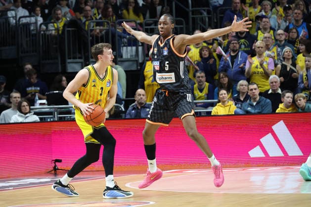 DEU, easyCredit BBL, ALBA vs. ratiopharm Ulm, 20.12.2025, Uber-Arena, Berlin, DEU, easyCredit BBL, ALBA vs. ratiopharm Ulm, im Bild Alex OÕConnell (ALBA Berlin 3), Mohamed Diakite (ratiopharm Ulm 5)