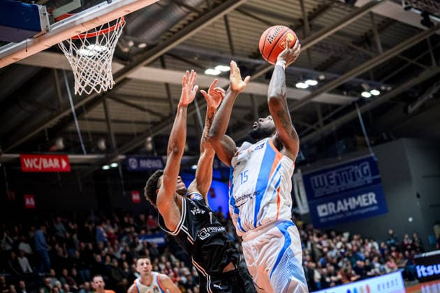 easycredit BBL Basketball Bundesliga 2025 2026 11. Spieltag 20.12.2025 Science City Jena vs BMA365 Bamberg Baskets v.re. Naz Bohannon (Jena) beim Korbleger Sparkassen Arena