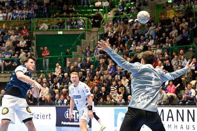 DAIKIN 1.Handball - Bundesliga - 25 26 - 18. Spieltag: Bergischer HC - TBV Lemgo Lippe am 20.12.2025 in der Uni-Halle in Wuppertal Aron Seesing ( 49 Bergischer HC) erfolgreich am Kreis