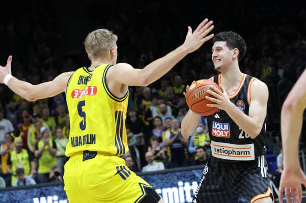DEU, easyCredit BBL, ALBA vs. ratiopharm Ulm, 20.12.2025, Uber-Arena, Berlin, DEU, easyCredit BBL, ALBA vs. ratiopharm Ulm, im Bild Sam Griesel (ALBA Berlin 5), Diego Garavaglia (ratiopharm Ulm 23)
