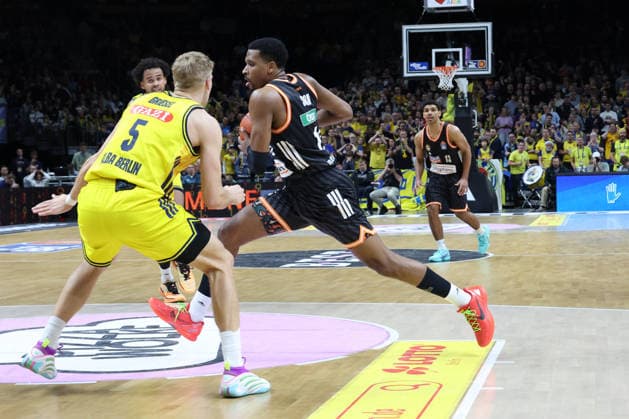 DEU, easyCredit BBL, ALBA vs. ratiopharm Ulm, 20.12.2025, Uber-Arena, Berlin, DEU, easyCredit BBL, ALBA vs. ratiopharm Ulm, im Bild Sam Griesel (ALBA Berlin 5), Justin Simon (ratiopharm Ulm 15)
