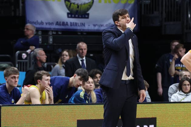 DEU, easyCredit BBL, ALBA vs. ratiopharm Ulm, 20.12.2025, Uber-Arena, Berlin, DEU, easyCredit BBL, ALBA vs. ratiopharm Ulm, im Bild CHEFTRAINER Pedro Calles (ALBA Berlin), ALBA-Spielerbank