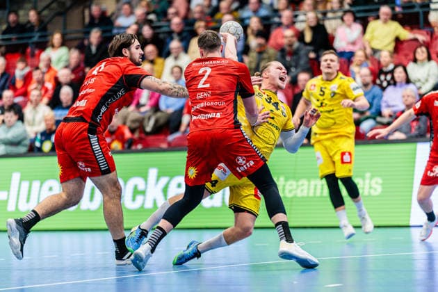 v.l. Max Santos (TuS N-Luebbecke, 04), Jo Gerrit Genz (TuS N-Luebbecke, 02), Joern Persson (HSG Krefeld Niederrhein, 34) GER, TuS N-Luebbecke vs. HSG Krefeld Niederrhein, Handball, 2. Bundesliga, 16. Spieltag, Spielzeit 2025 2026, 20.12.2025 GER, TuS N-Luebbecke vs. HSG Krefeld Niederrhein, Handball, 2. Bundesliga, 16. Spieltag, Spielzeit 2025 2026, 20.12.2025 Luebbecke Copyright: xEibner-Pressefoto JanxRollingerx EP_JSK