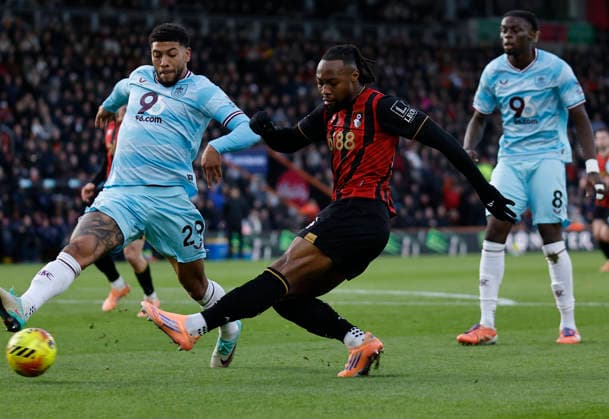 20th December 2025, Bournemouth, Dorset, England; Premier League Football, AFC Bournemouth versus Burnley; Antoine Semenyo of Bournemouth shoots at goal but misses  HongboxChen