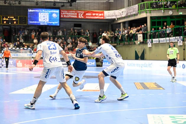 DAIKIN 1.Handball - Bundesliga - 25 26 - 18. Spieltag: Bergischer HC - TBV Lemgo Lippe am 20.12.2025 in der Uni-Halle in Wuppertal Hendrik Wagner ( 28 TBV Lemgo) und Tim Suton ( 23 TBV Lemgo) gegen Sören Steinhaus ( 53 Bergischer HC)