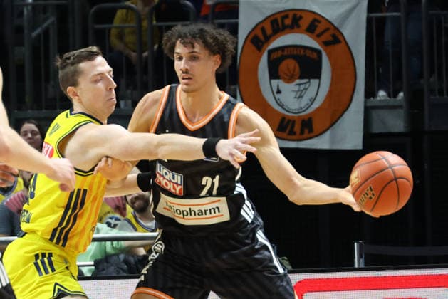 DEU, easyCredit BBL, ALBA vs. ratiopharm Ulm, 20.12.2025, Uber-Arena, Berlin, DEU, easyCredit BBL, ALBA vs. ratiopharm Ulm, im Bild Justin Bean (ALBA Berlin 34), Alec Anigbata (ratiopharm Ulm 21)