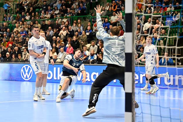 DAIKIN 1.Handball - Bundesliga - 25 26 - 18. Spieltag: Bergischer HC - TBV Lemgo Lippe am 20.12.2025 in der Uni-Halle in Wuppertal Torhüter Constantin Möstl ( 1 TBV Lemgo) pariert gegen Aron Seesing ( 49 Bergischer HC)