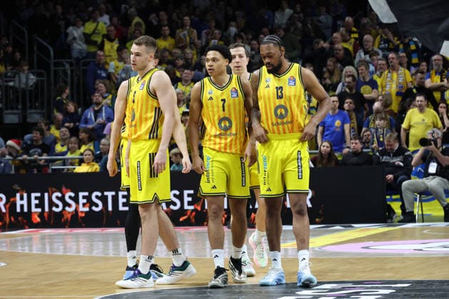 DEU, easyCredit BBL, ALBA vs. ratiopharm Ulm, 20.12.2025, Uber-Arena, Berlin, DEU, easyCredit BBL, ALBA vs. ratiopharm Ulm, im Bild ALBA-Spielerkreis