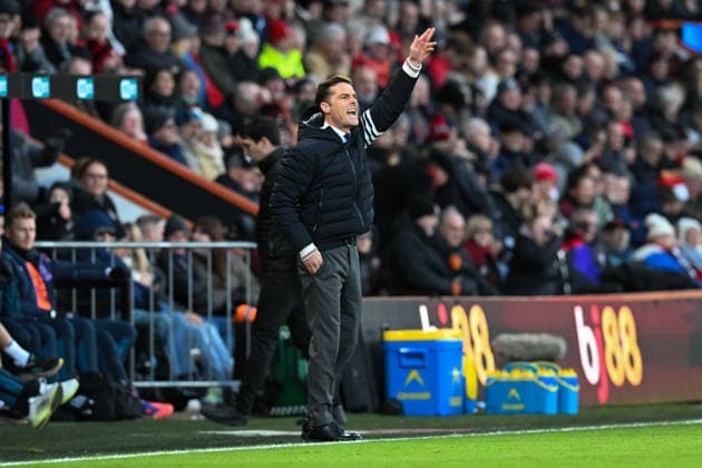 Bournemouth v Burnley, Premier League Burnley manager Scott Parker gestures during the Premier League match between Bournemouth and Burnley at the Vitality Stadium, Bournemouth, UK on 20 December 2025. Bournemouth Vitality Stadium Dorset UK Editorial use only DataCo restrictions apply See www.football-dataco.com , Copyright: xGrahamxHuntx PSI-23457-0328