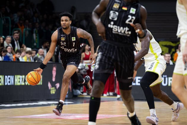 BBC Bayreuth - Tigers Tuebingen, Herren, 2. Bundesliga, Barmer 2. Basketball Bundesliga, pro A, 13. Spieltag, Spielzeit 2025 2026, 20.12.2025 Bernard Pelote (Tigers Tuebingen, 01) beim Ballvortrag