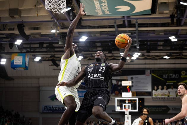 BBC Bayreuth - Tigers Tuebingen, Herren, 2. Bundesliga, Barmer 2. Basketball Bundesliga, pro A, 13. Spieltag, Spielzeit 2025 2026, 20.12.2025 Melkisedek Moreaux (Tigers Tuebingen, 23) am Korb gegen Nat Diallo (BBC Bayreuth, 08)