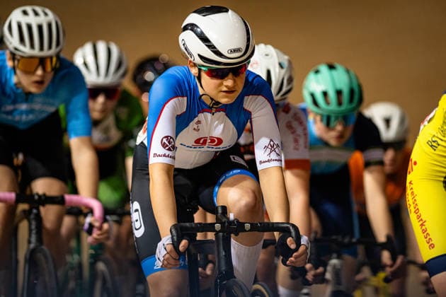 WALTER Hanna: DM Omnium 2025 - Frankfurt Oder WALTER Hanna ( GER ) BSG Pneumant Fürstenwalde Querformat - quer - horizontal - Landscape - Event Veranstaltung: DM Omnium 2025 - Deutsche Meisterschaft - Category Kategorie: Cycling - Track cycling, Rad, Radsport, Bahnrad, Bahn National Championship Omnium - Women U19 Juniors - Location Ort: Europe Germany - Brandenburg - Märkisch Oderland - Frankfurt Oder - Oderlandhalle - Discipline: Omnium Scratch 1. Race - Distance: 7,5 km - Date Datum: 20.12.2025 Saturday Day 2 -
