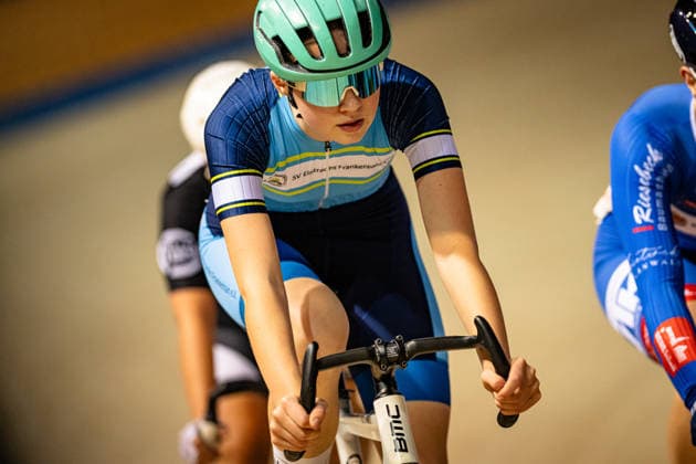 HIRSCHMANN Finja Marie: DM Omnium 2025 - Frankfurt Oder HIRSCHMANN Finja Marie ( GER ) SV Eintracht Frankenhain Querformat - quer - horizontal - Landscape - Event Veranstaltung: DM Omnium 2025 - Deutsche Meisterschaft - Category Kategorie: Cycling - Track cycling, Rad, Radsport, Bahnrad, Bahn National Championship Omnium - Women U19 Juniors - Location Ort: Europe Germany - Brandenburg - Märkisch Oderland - Frankfurt Oder - Oderlandhalle - Discipline: Omnium Scratch 1. Race - Distance: 7,5 km - Date Datum: 20.12.2025 Saturday Day 2 -