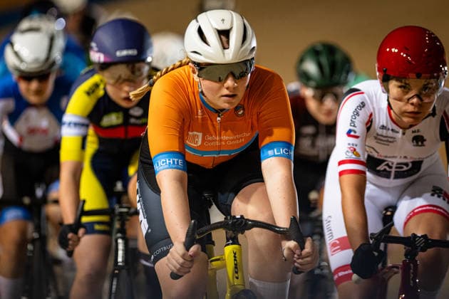 WEISSER Lisa: DM Omnium 2025 - Frankfurt Oder WEISSER Lisa ( GER ) RK Endspurt 09 Cottbus Querformat - quer - horizontal - Landscape - Event Veranstaltung: DM Omnium 2025 - Deutsche Meisterschaft - Category Kategorie: Cycling - Track cycling, Rad, Radsport, Bahnrad, Bahn National Championship Omnium - Women U19 Juniors - Location Ort: Europe Germany - Brandenburg - Märkisch Oderland - Frankfurt Oder - Oderlandhalle - Discipline: Omnium Scratch 1. Race - Distance: 7,5 km - Date Datum: 20.12.2025 Saturday Day 2 -