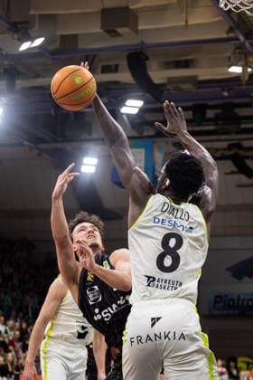 BBC Bayreuth - Tigers Tuebingen, Herren, 2. Bundesliga, Barmer 2. Basketball Bundesliga, pro A, 13. Spieltag, Spielzeit 2025 2026, 20.12.2025 Kaya Bayram (Tigers Tuebingen, 05) unterm Korb gegen Nat Diallo (BBC Bayreuth, 08)