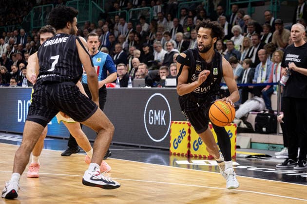 BBC Bayreuth - Tigers Tuebingen, Herren, 2. Bundesliga, Barmer 2. Basketball Bundesliga, pro A, 13. Spieltag, Spielzeit 2025 2026, 20.12.2025 Miles Tention (Tigers Tuebingen, 03) mit dem Ball