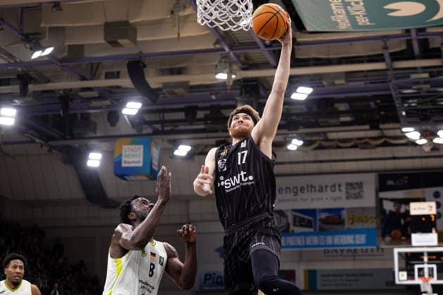 BBC Bayreuth - Tigers Tuebingen, Herren, 2. Bundesliga, Barmer 2. Basketball Bundesliga, pro A, 13. Spieltag, Spielzeit 2025 2026, 20.12.2025 Lukas Milner (Tigers Tuebingen, 17) auf dem Weg zum Korb gegen Nat Diallo (BBC Bayreuth, 08)