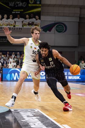BBC Bayreuth - Tigers Tuebingen, Herren, 2. Bundesliga, Barmer 2. Basketball Bundesliga, pro A, 13. Spieltag, Spielzeit 2025 2026, 20.12.2025 Patrick Emilien (Tigers Tuebingen, 15) beim Drive gegen Lenny Liedtke (BBC Bayreuth, 55)