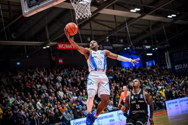 easycredit BBL Basketball Bundesliga 2025 2026 11. Spieltag 20.12.2025 Science City Jena vs BMA365 Bamberg Baskets Eric Washington (Jena) mit dem freien Korbleger Sparkassen Arena