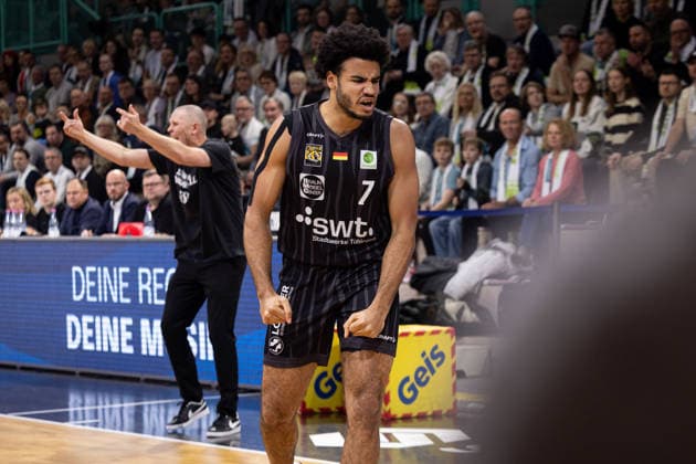 BBC Bayreuth - Tigers Tuebingen, Herren, 2. Bundesliga, Barmer 2. Basketball Bundesliga, pro A, 13. Spieltag, Spielzeit 2025 2026, 20.12.2025 Silas Oriane (Tigers Tuebingen, 07) jubelt nach einem And1 von Patrick Emilien (Tigers Tuebingen, 15)