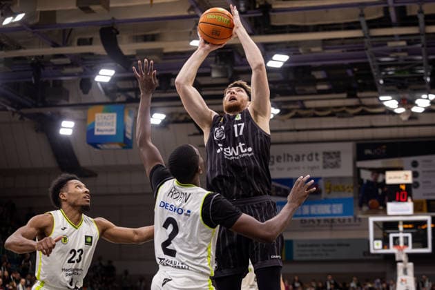 BBC Bayreuth - Tigers Tuebingen, Herren, 2. Bundesliga, Barmer 2. Basketball Bundesliga, pro A, 13. Spieltag, Spielzeit 2025 2026, 20.12.2025 Lukas Milner (Tigers Tuebingen, 17) unterm Korb gegen Tehree Horn (BBC Bayreuth, 02) und Kevaughn Allen (BBC Bayreuth, 23)